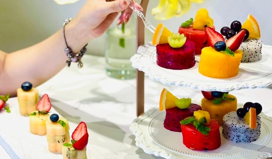 Mẹ đảm Hà Nội tự tay biến trái cây thành các hình bánh kem khiến các con ăn thỏa thích khỏi lo béo phì, chị em ngợi khen