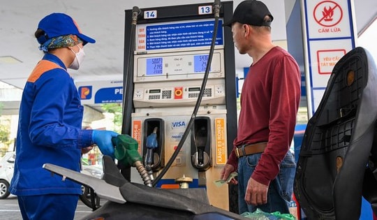 Trước ngày giỗ Tổ Hùng Vương, giá xăng dầu tăng giảm đan xen, xăng RON95-III gần 25.500 đồng/lít