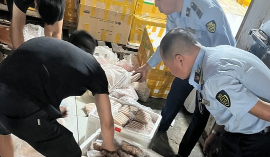 Liên tiếp phát hiện hàng nghìn xúc xích 'bẩn' chuẩn bị đến tay người tiêu dùng