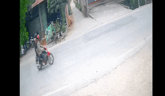 Video: Thiếu kỹ năng khi tham giao thông, hai nữ sinh đi xe đạp điện bị ô tô húc văng