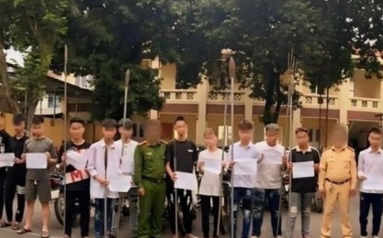 19 học sinh phóng xe máy ầm ầm, cầm dao phóng lợn gây náo loạn