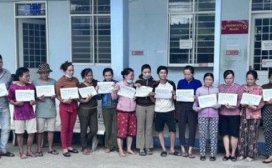 Bắt tụ điểm đánh bài có đến 14 “quý bà”