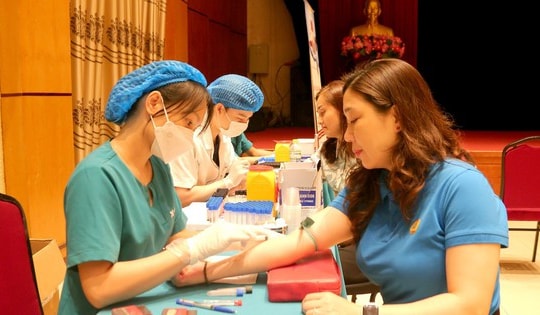 Hà Nội phát động tháng An toàn vệ sinh lao động, gần 200 công nhân được khám sức khỏe miễn phí