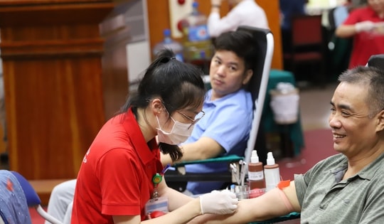 Bộ Y tế: Hàng trăm cán bộ ngành Y hiến máu cứu người hưởng ứng ‘Lễ hội Xuân hồng’ năm 2024