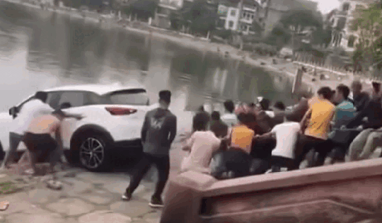 Video: Ô tô con bất ngờ lao xuống hồ Định Công, hàng chục người 'hò dô' kéo lên bờ