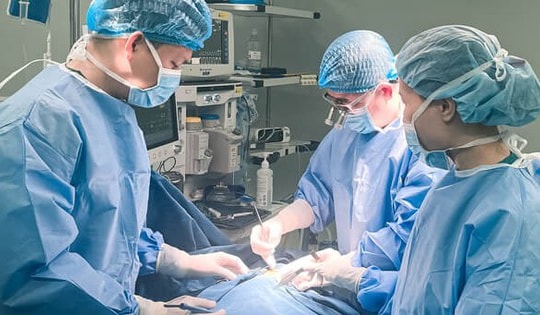 Chơi đùa cùng bạn ở lớp, bé trai ở Hà Nội bị kính cứa đứt 2 cổ tay