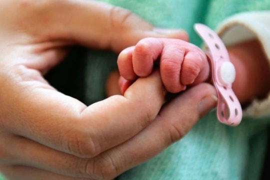 Bé gái 12 tuổi ở Hà Nội sinh con, nghi do hàng xóm xâm hại