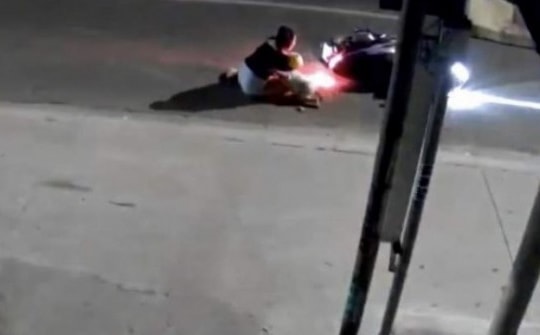 Bị giật túi xách, người mẹ cùng con nhỏ ngã nhào xuống đường