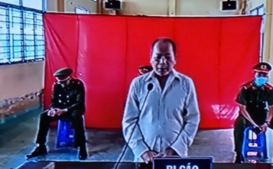 Lãnh 12 năm tù vì đâm chết bạn trong lúc chơi đánh bài