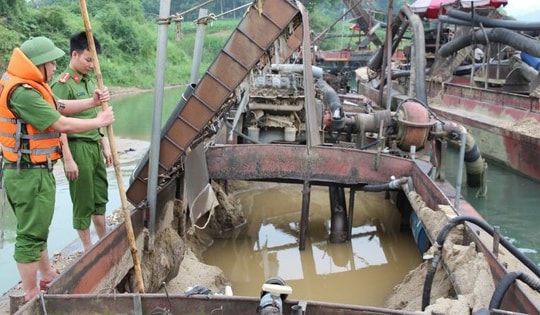 Bắt giữ nhiều tàu tự chế hút trộm cát trên sông