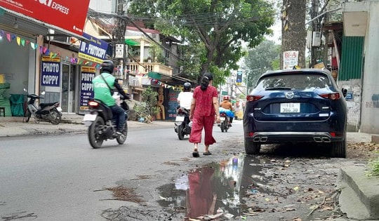 Cuộc sống hàng chục hộ dân giữa Thủ đô bị đảo lộn do thiếu cống thoát nước thải sinh hoạt