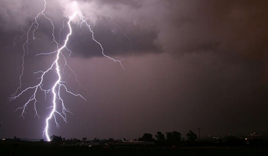 Nắng nóng gay gắt ở miền Bắc có thể gây dông, lốc, sét, mưa đá về chiều tối và đêm