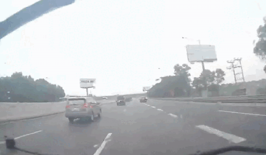 Video: Cộng đồng mạng tranh cãi nguyên nhân vụ tai nạn giữa 2 xe ô tô trên cao tốc