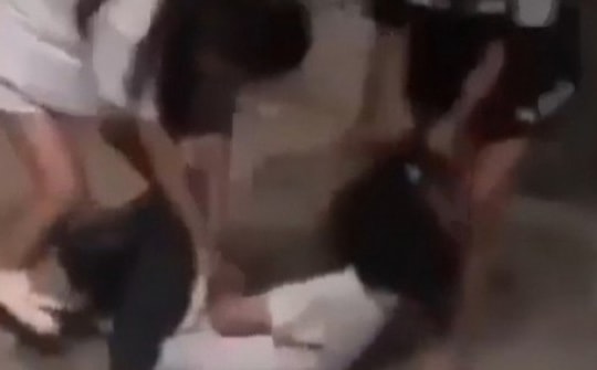 Nữ sinh lớp 6 bị đánh hội đồng "chấn động não"