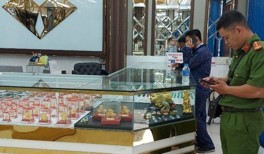 TP Hồ Chí Minh: Tiếp tục phát hiện nhiều tiệm bán vàng trang sức có dấu hiệu giả mạo nhãn hiệu