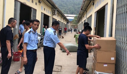 Phát hiện 2 kho hàng nghi nhập lậu hơn 40.000 son môi, phấn trang điểm...