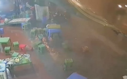 Khoảnh khắc giông lốc quét qua Hà Nội, quật đổ nhiều cây