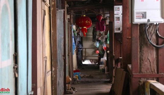 Cuộc sống của người dân bên trong khu tập thể bằng gỗ 70 tuổi 'chờ sập' ở Hà Nội