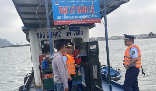 Bán xăng dầu trên biển không đúng quy định, một công ty bị xử phạt 50 triệu đồng