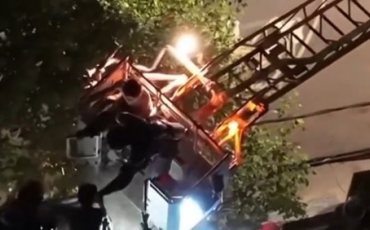 Giải cứu đôi vợ chồng già mắc kẹt trên tầng 4 trong căn nhà khóa trái cửa