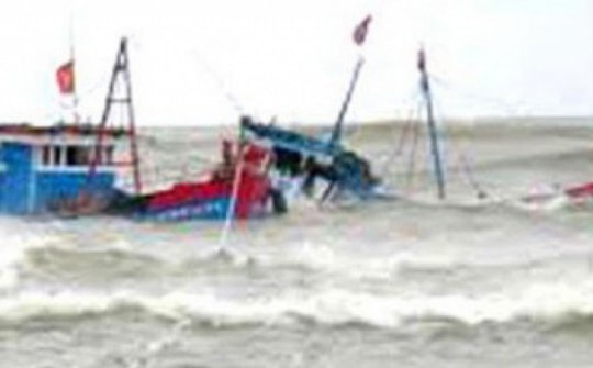 Giông lốc đánh chìm tàu, 4 người mất tích