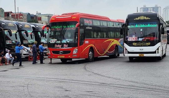 Xe khách từ Hà Nội đi các tỉnh sắp  hết vé, các nhà xe tăng chuyến, tăng ghế phục vụ người dân nghỉ lễ