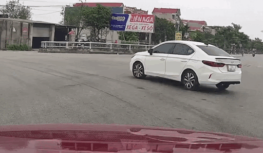 Video: Hoảng hồn cảnh học sinh đầu trần, phóng xe như 'bay' rồi lao thẳng vào ô tô