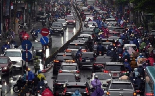 Bầu trời Hà Nội tối sầm sau mưa giông, giao thông hỗn loạn