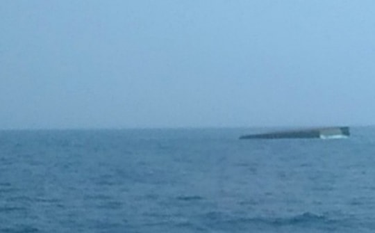 Sà lan chở đá chìm gần Lý Sơn, 3 người chết