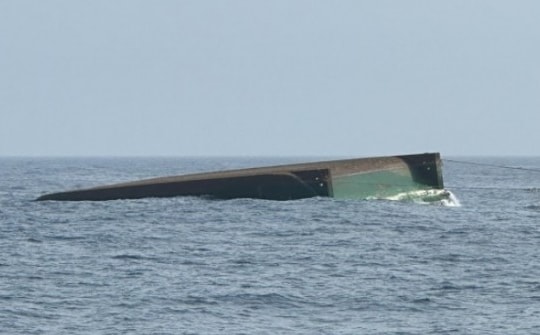 Sà lan chở đá lật úp gần Lý Sơn, 4 người chết