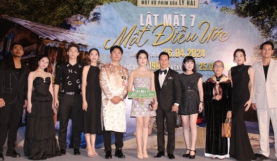 Dàn nghệ sĩ xuất hiện trong buổi công chiếu phim “Lật Mặt 7: Một Điều Ước” tại Hà Nội