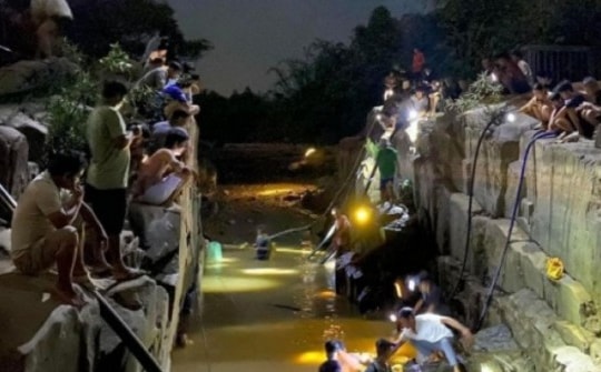 Sông Đạ Huoai cạn trơ đá, hàng chục người soi đèn bắt cá trong đêm