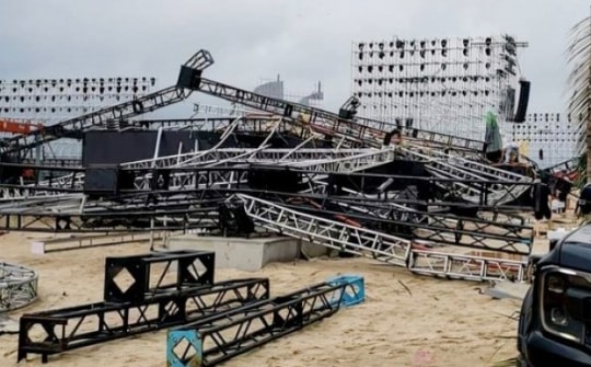 Giông lốc quật đổ sân khấu Carnaval Hạ Long 2024