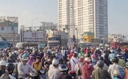 CLIP: Giao thông hỗn loạn trên đường Mỹ Phước - Tân Vạn