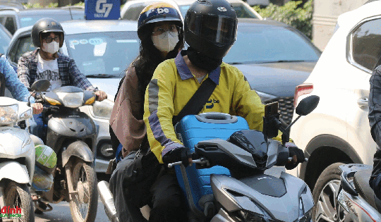 Người dân hối hả về quê nghỉ lễ 30/4 - 1/5, bến xe, phố phường Hà Nội bắt đầu đông đúc