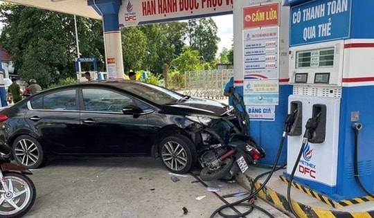 Tài xế ô tô đạp nhầm chân ga, húc đổ trụ bơm xăng cùng nhiều xe máy
