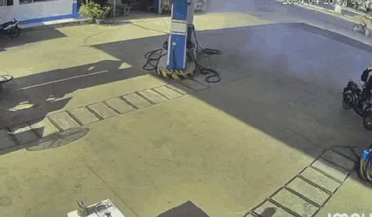 Video: Khoảnh khắc ô tô 'điên' tông loạt xe máy, húc đổ trụ bơm xăng