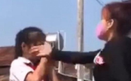 Bị phát hiện bán thuốc lá điện tử ở trường, nữ sinh gọi phụ huynh tới đánh bạn