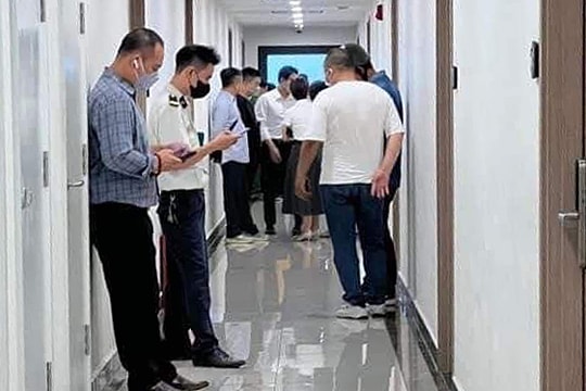 Phát hiện xác cô gái chết khô trên sofa trong căn chung cư cao cấp
