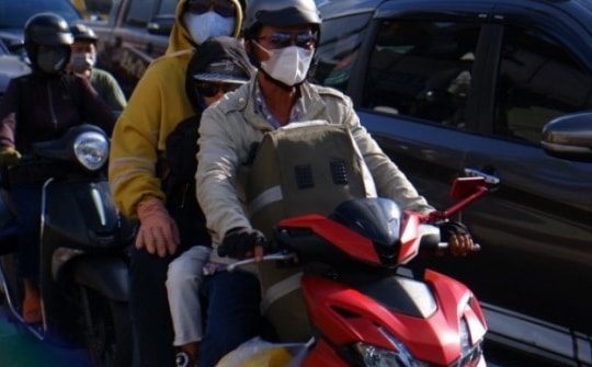 Người dân đội nắng, xe cộ xếp hàng ở cửa ngõ TPHCM trong ngày đầu kỳ nghỉ 30/4