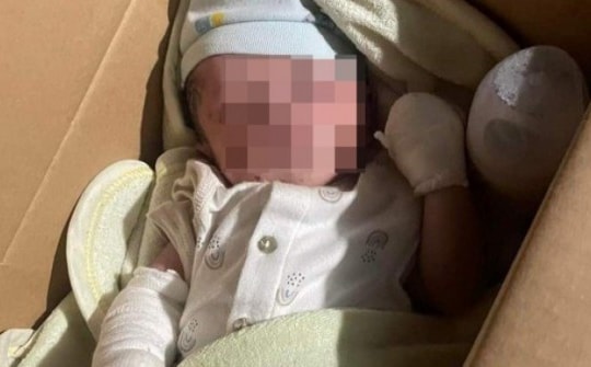 Bé trai sơ sinh người quấn băng bị bỏ rơi trong thùng giấy