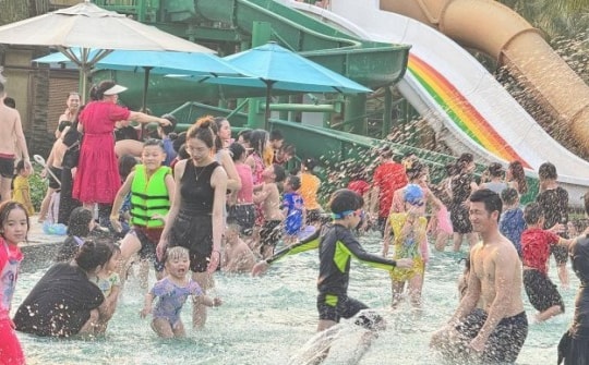 Người dân chen nhau trong công viên nước để giải nhiệt trong ngày đầu nghỉ lễ