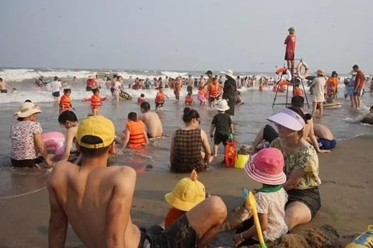 Biển Sầm Sơn 'ken đặc' du khách tắm biển