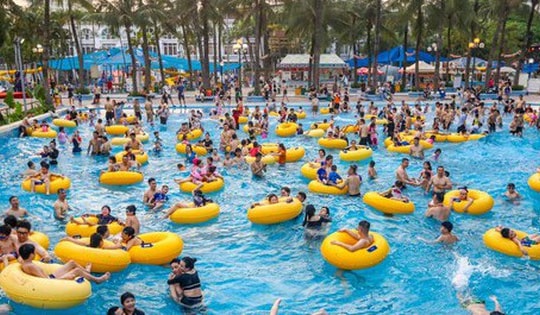 'Nắng nóng nung người', người dân đổ về công viên nước ngày nghỉ lễ