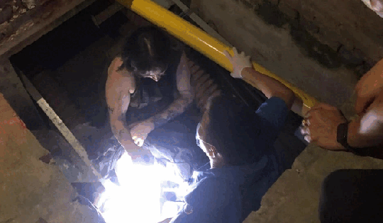 Du khách nước ngoài bất ngờ ngã xuống hố cáp ngầm ở Hà Nội trong đêm