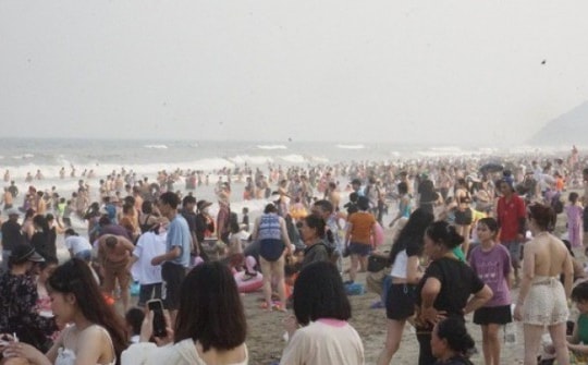 Biển Sầm Sơn "ken đặc" du khách tắm biển