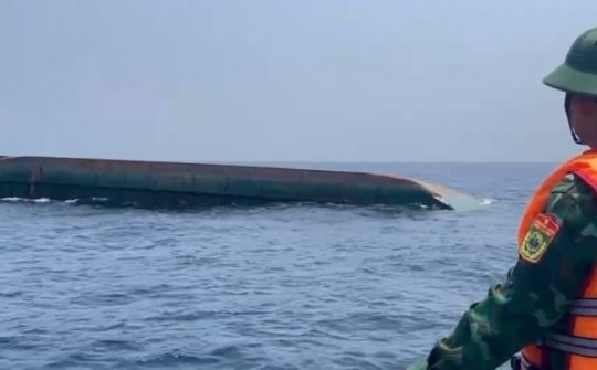 Dừng tìm kiếm nạn nhân mất tích vụ chìm sà lan trên biển