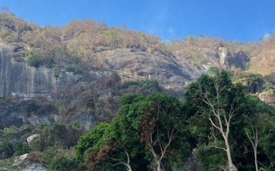 Huy động máy bay không người lái tham gia chữa cháy rừng trên núi Tô