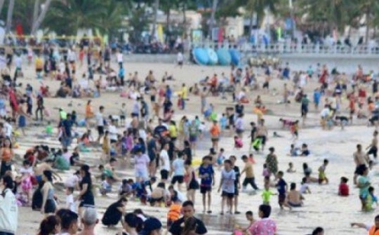 Du khách đổ ra biển Nha Trang trải nghiệm cảnh tượng chỉ có trên tivi