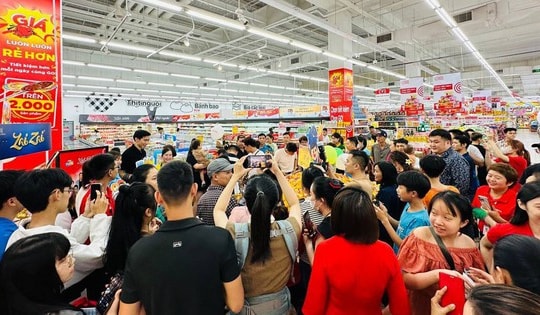 Hàng nghìn mặt hàng giảm giá đến 50%, người Hà Nội tranh thủ nghỉ lễ, ùn ùn đến siêu thị mua sắm